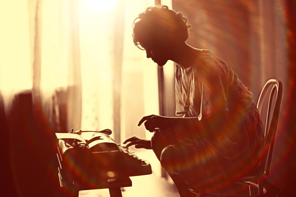 <b>¿Cómo se consulta el espejo?</b>
<br>Consultar el espejo no tiene nada de diabólico. Ha sido fuente de inspiración de artistas, escritores, pensadores, una forma de meditación que abre canales interiores, alimenta la imaginación y la creatividad y el conocimiento de nosotros mismos.