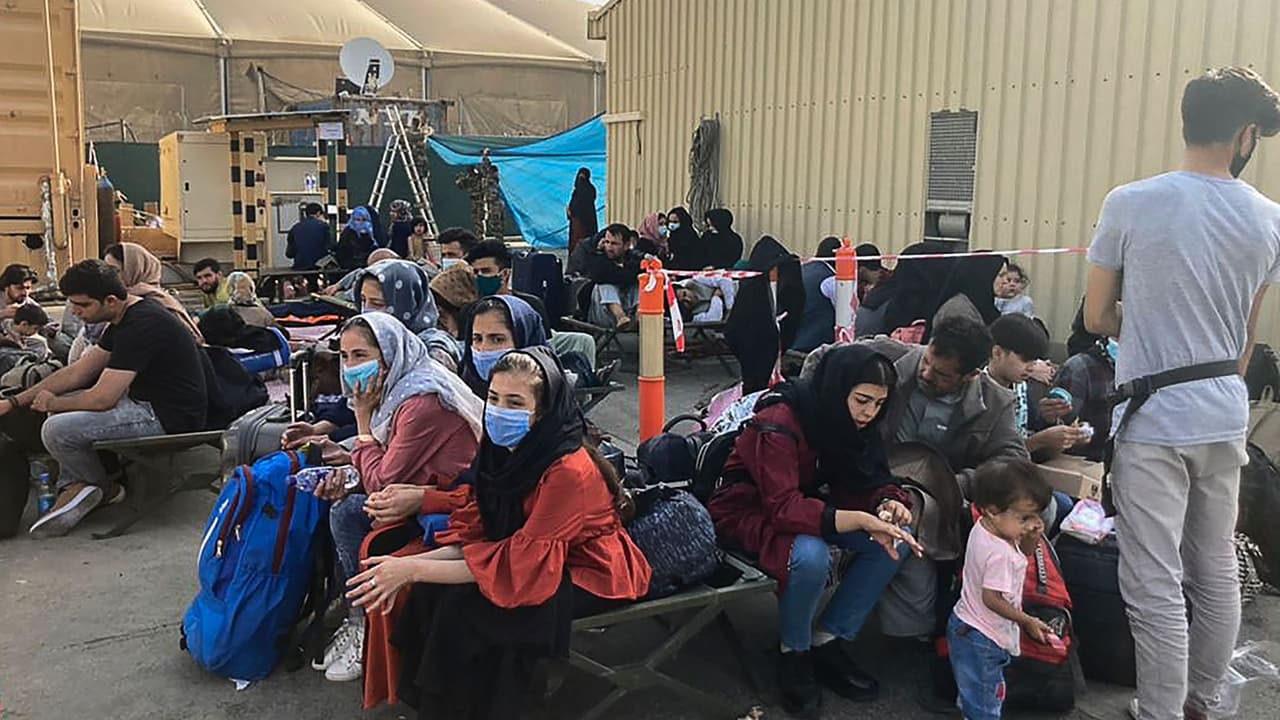 <b>En video: Estados Unidos pretende evacuar hasta 9,000 personas diarias de Afganistán</b>
<br>
<br>Fuerzas estadounidenses intensifican la evacuación de civiles en Afganistán y planean trasladar hasta 9,000 personas cada día, realizando un vuelo humanitario por hora. El Talibán aceptó permitir un "paso seguro" para las evacuaciones.