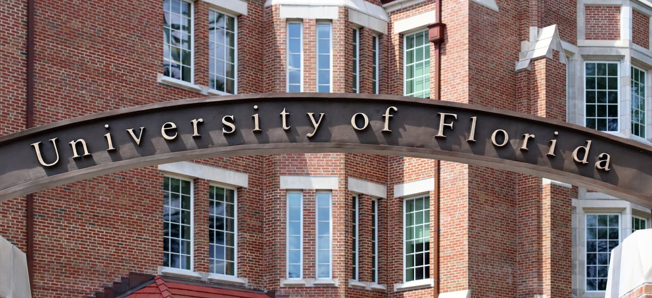 Janine Sikes, portavoz de la Universidad de Florida, aseguró en febrero que UF está comprometida a 
<b>mantener confidenciales los registros de los estudiantes indocumentados</b>. Además, los estudiantes pueden elegir si dan o no a conocer su dirección. 
<b>La policía universitaria tampoco tomará acciones que le competen a ICE</b>. UF ofrece además asesoramiento confidencial a través del programa 
<b><i><a href="http://www.umatter.ufl.edu/">U Matter, We Care</a></i></b>. Sin embargo, varios estudiantes empezaron y circularon una petición online en la que recolectaron
<a href="https://www.change.org/p/dr-kent-fuchs-make-the-university-of-florida-as-a-sanctuary-campus"> <b>más de 4,389</b></a> firmas para que la institución académica se declare 'campus santuario'. 
<br>