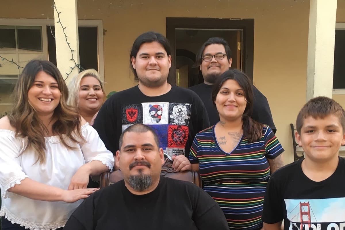 El 28 de mayo la familia de Guillermo Ramírez se enteró de la muerte del padre de familia, quien no tenía enfermedades previas antes de contraer el coronavirus. Los diez integrantes de su familia se contagiaron del coronavirus, pero él solamente perdió la batalla: “Todos estamos devastados por esta pérdida, no pudimos decirle adiós ni siquiera verlo antes de que falleciera”, dijo su hija Alexia.