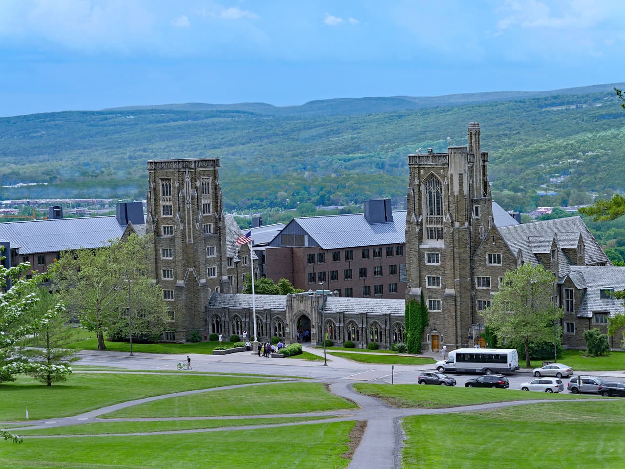 <b>Puesto 22. Universidad de Cornell</b>
<br>
<br>Tasa de aceptación: 11%.
<br>
<br>Lugar: Ithaca, Nueva York.
<br>
<br>Fue fundada en 1865 y tiene aproximadamente 15,100 estudiantes de pregrado. De esta institución han egresado 60 premios Nobel y 55 medallistas olímpicos.
<br>