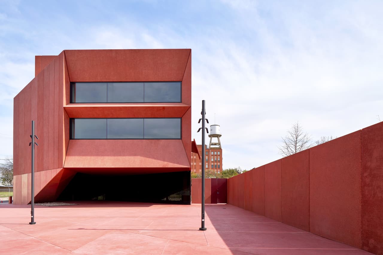 El museo, visualizado desde el 2007 por la fallecida artista Linda Pace y diseñado por el renombrado el arquitecto Sir David Adjayed, tendrá más de 900 pinturas, esculturas, video trabajos de Pace como parte de la exhibición.