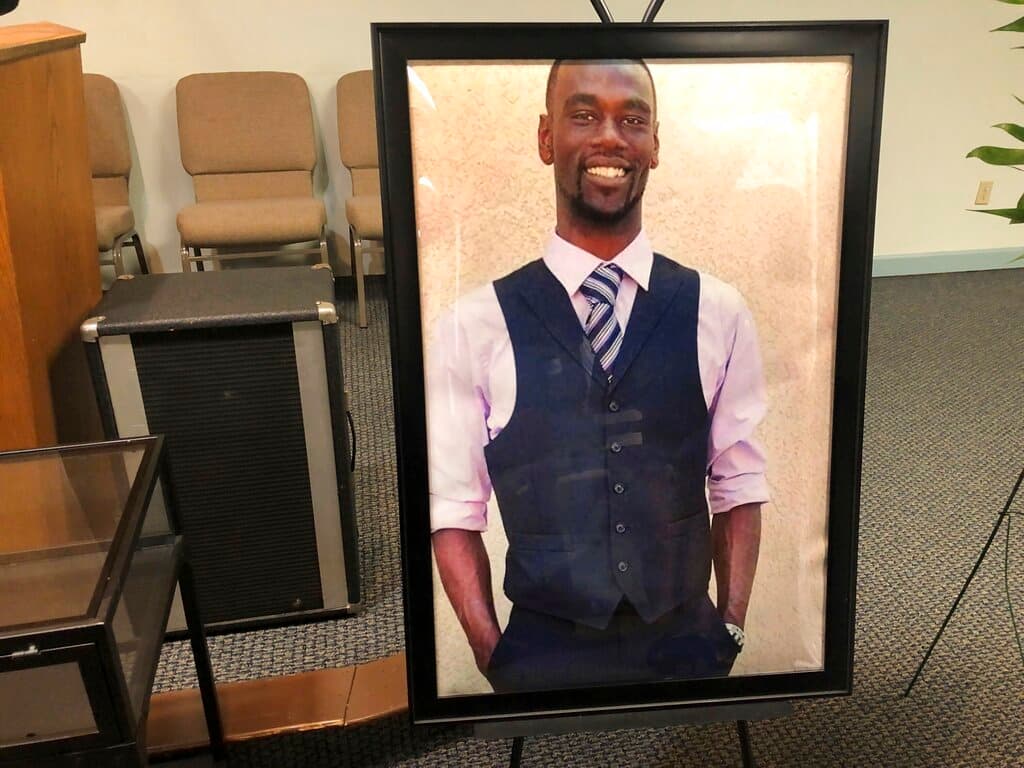 Absuelven a 3 expolicías por el caso Tyre Nichols, el joven negro al que golpearon hasta matarlo por saltarse una parada de tráfico