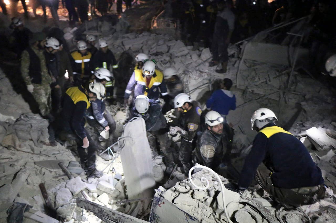 La Defensa Civil Siria comenzó a principios de 2013 como una organización de voluntarios para ayudar a las víctimas de la guerra en todos los ámbitos, incluida la reconstrucción. Su tarea pasó a ser casi exclusivamente la de rescatar a civiles en zonas de guerra inmediatamente después de los ataques aéreos en los que habrían salvado a más de 200,000 personas, según afirman los propios voluntarios. En la foto de enero de 2018 los ‘cascos blancos’ intentan recatar víctimas de los escombros de un edificio en Idib.