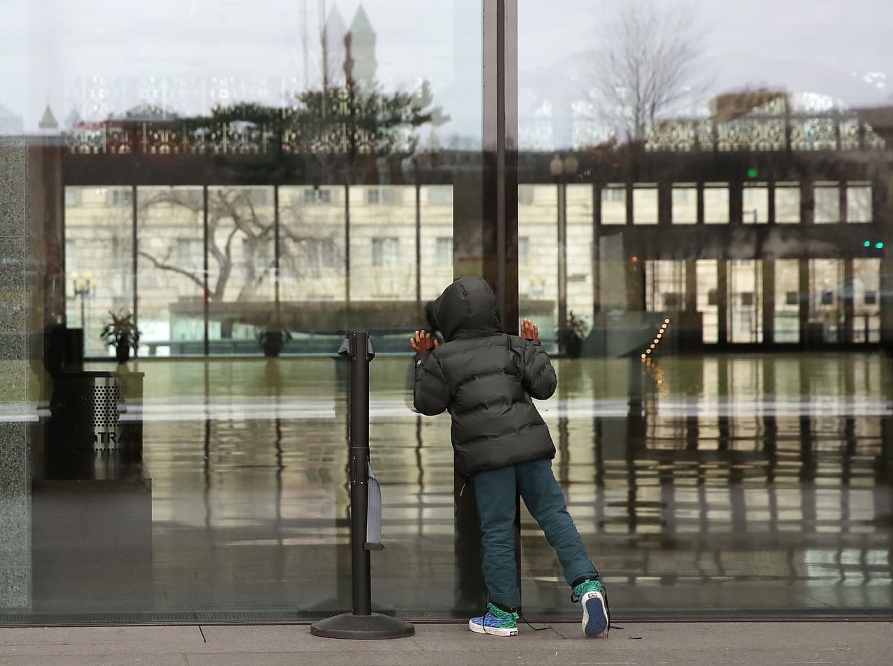 Christain Saint-Surin, un turista de 7 años que viajó a Washington Dc desde Miami, Florida, mira dentro del Museo Nacional de Historia Afroamericana cerrado por el desacuerdo político. 2 de enero de 2019.