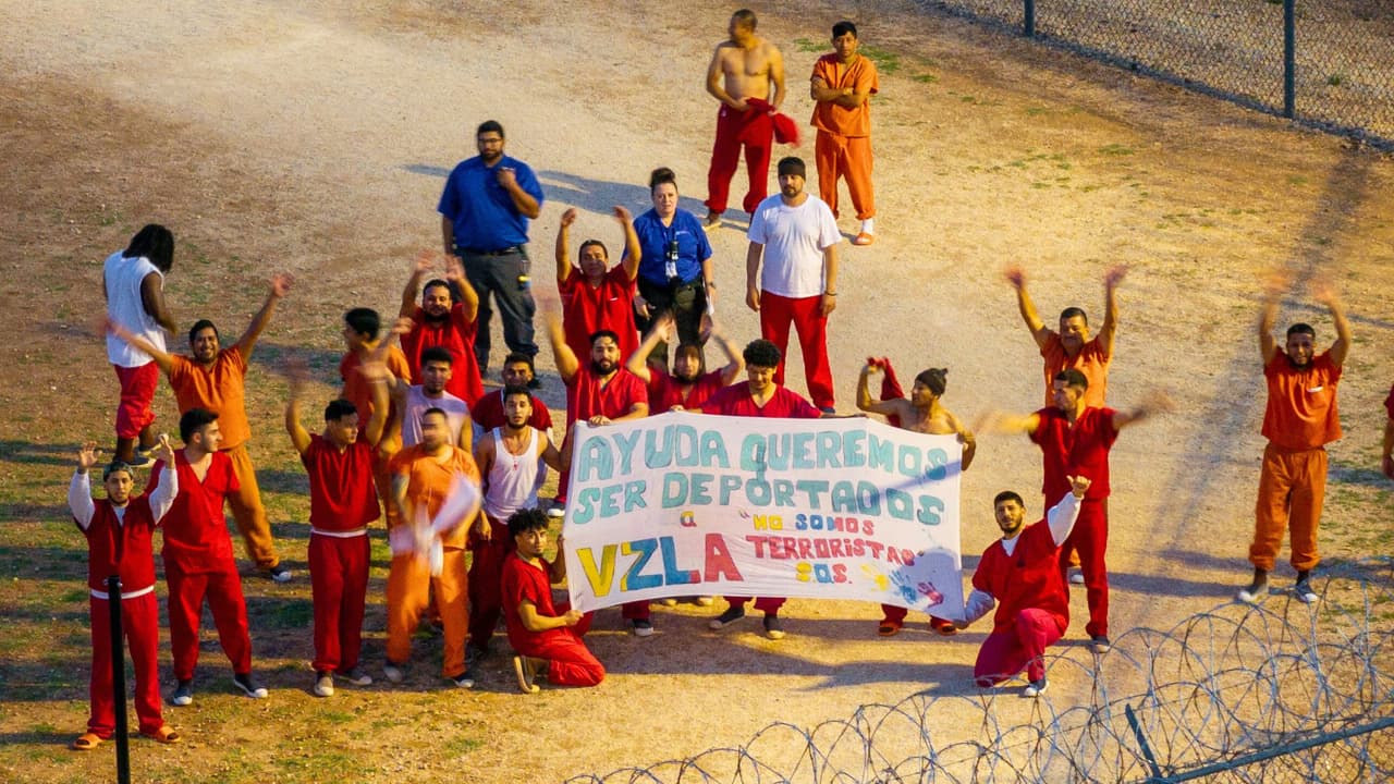 <h3 class="cms-H3-H3">¿Quiénes son y qué buscan? </h3>
<br>Las autoridades aseguran que 
<b>se trata de miembros activos del Tren de Aragua</b>, una banda criminal originada en Venezuela. Sin embargo, 
<b>los propios detenidos niegan esa acusación</b> y dicen que su único deseo es ser deportados cuanto antes. 
<b>“No somos terroristas”</b>, se lee en su pancarta. Algunos de ellos, según reportes de prensa, 
<b>han pedido volver a su país antes que permanecer encerrados en condiciones que ellos describen como inhumanas.</b>