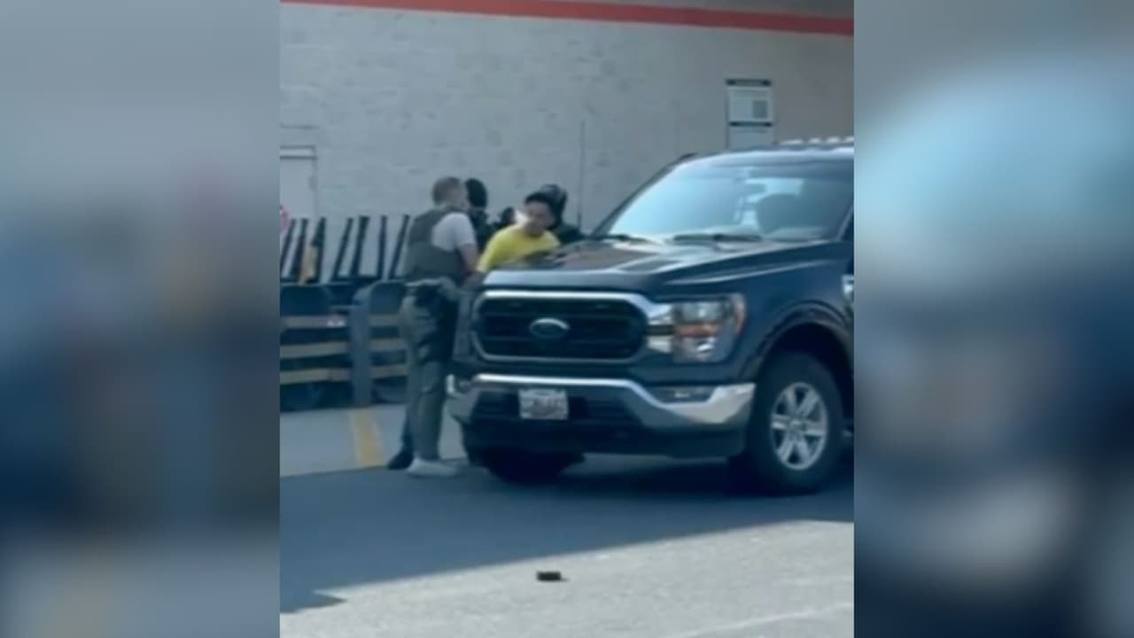 Hispano es arrestado por ICE en un Home Depot y deportado a El Salvador: “Tenía una cita en corte”