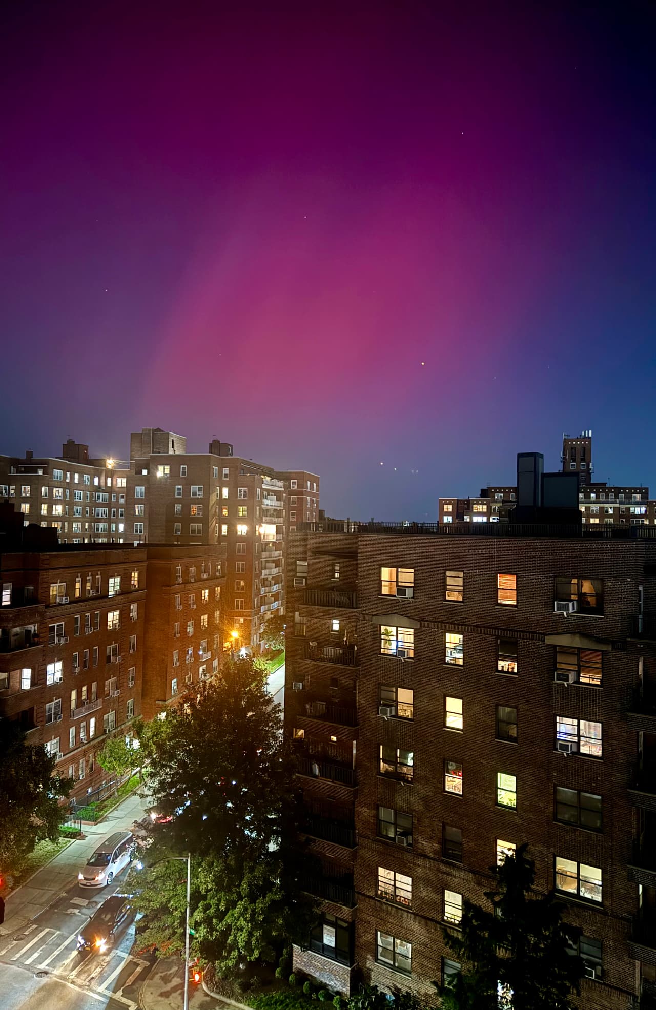 Los cielos de Nueva York y Nueva Jersey se iluminaron la noche de jueves con unas inusuales luces del norte.
<br>