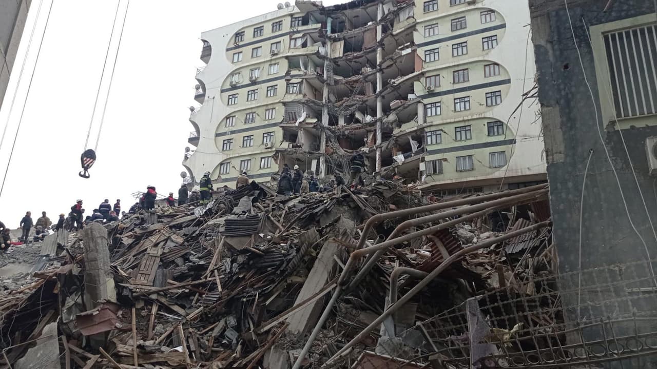 El primer gran terremoto, de magnitud 7.8, se produjo cerca de la ciudad turca de 
<b>Gaziantep </b>a las 2:17 hora local (18:17 del domingo EST), a unos 90 km de la frontera con Siria.