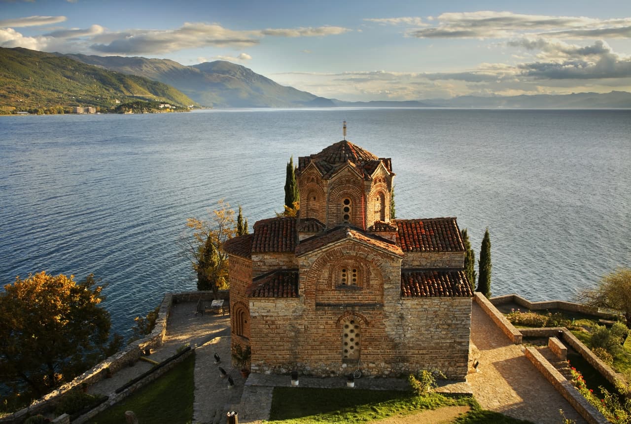 <b>Ocrida es una pequeña ciudad (tiene menos de 50 mil habitantes) asentada a la orilla de un lago</b> que lleva su mismo nombre. Aunque en del siglo IV al V fue un importante centro religioso, hoy las suyas se han convertido en las playas más visitadas de Macedonia. | Foto: iStock. 
<br>