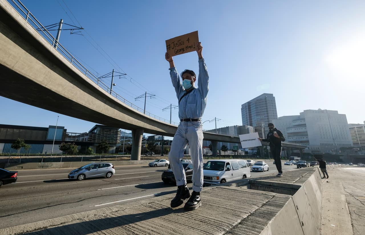 Mientras los manifestantes angelinos clamaban por "justicia", el jefe de 
<a href="https://twitter.com/LAPDChiefMoore/status/1265810201770250240" target="_blank">LAPD, Michael Moore</a> describió las imágenes del arresto de George Floyd como "increíblemente perturbadoras".