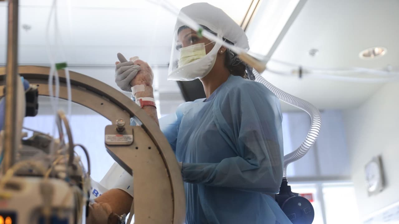 Proveedor de salud en Arizona permitirá que trabajadores con covid-19 se presenten a trabajar