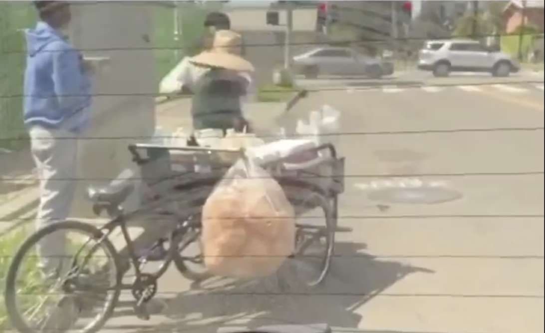 Otro caso denunciado en redes, fue el ataque a Amaris Mendez, una hispana que se gana la vida vendiendo helotes en las calles del sur de Los Ángeles, el 28 de marzo. El asalto fue denunciado en el medio local 
<a href="https://www.lataco.com/elotera-assault-video/" target="_blank">L.A Taco</a>, y tras la publicación la mujer recibió el apoyo de su comunidad.