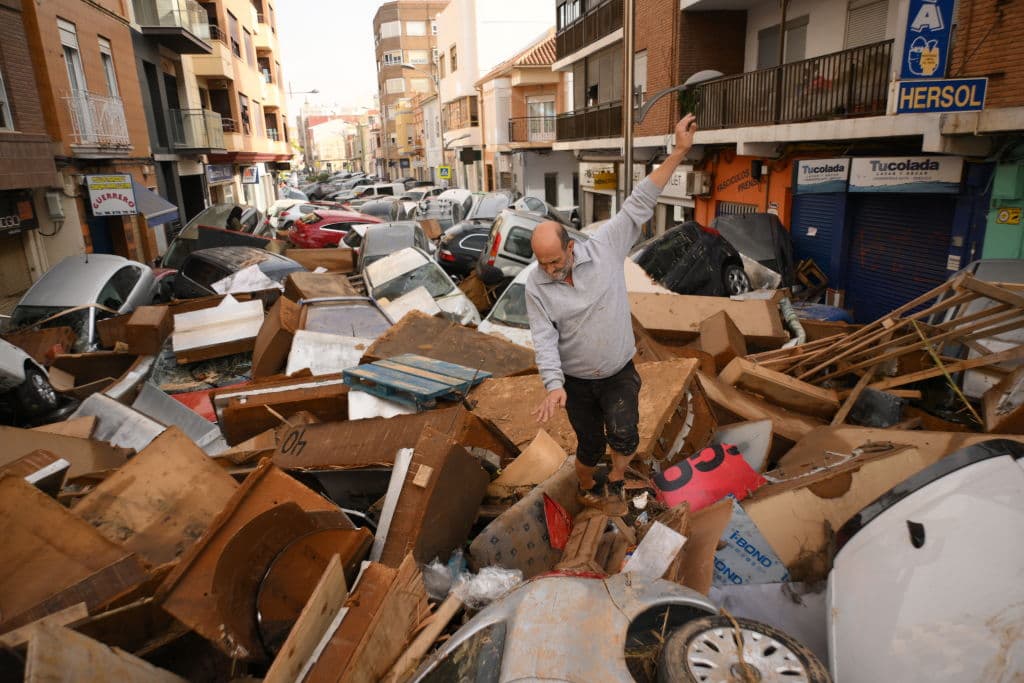 Una calle cubierta de escombros, autos y muebles, en Sedaví, en Valencia, España, tras las inundaciones que azotaron la región el 30 de octubre de 2024 y que dejaron al menos 230 fallecidos. El 
<a href="https://www.univision.com/noticias/mundo/dana-inundaciones-espana-valencia-mes-trabajos">fenómeno conocido como DANA (siglas de Depresión Aislada en Niveles Altos) </a>hizo que en horas cayera el equivalente a un año de lluvia y provocó grandes riadas que arrasaron localidades enteras. Uno de los fenómenos meteorológicos más mortales del país.