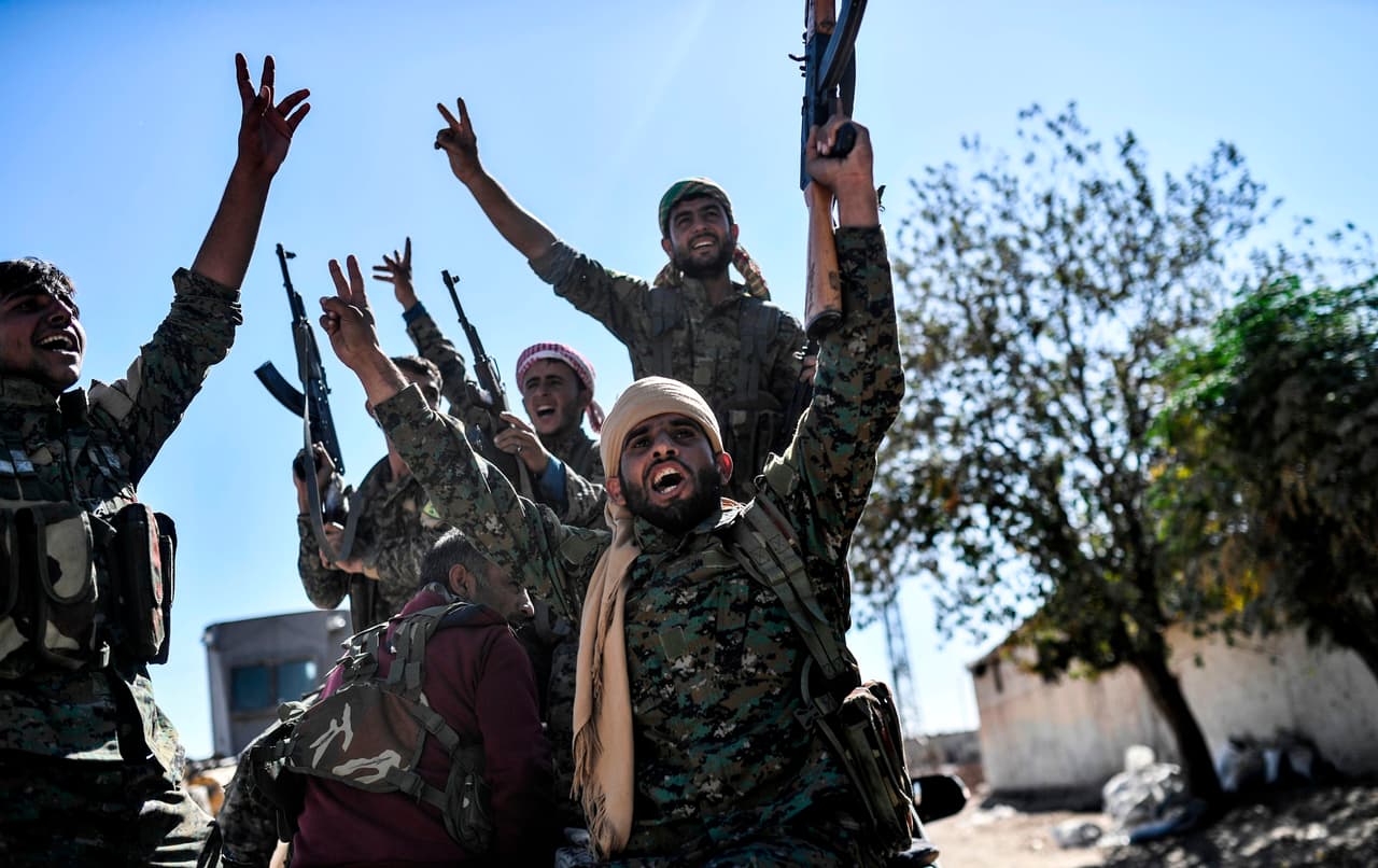 Un portavoz de la coalición contra los yihadista liderada por Estados Unidos anunció la caída del grupo estado Islámico en Raqqa. Los soldados de las Fuerzas Democráticas Sirias celebraron entre las ruinas de la antigua ciudad.