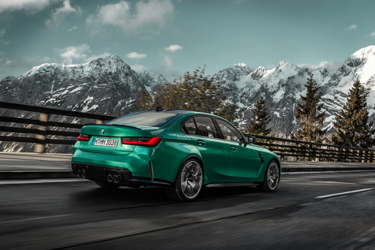 En la variante M3 Competition, este motor se torna más feroz, con 503 caballos de fuerza y 479 lb-pie de torque, que además le permite acelerar de 0 a 60 mph (98 km/h) en 3.8 segundos. Eso sí, su velocidad máxima permanece igual al M3 estándar.