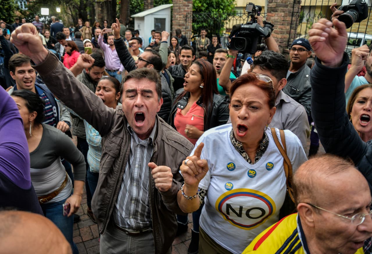 La victoria del 'no' fue una sorpresa para los analistas y se transformó en alegría entre quienes veían el acuerdo con las FARC como una concesión del Gobierno de Colombia a los guerrilleros.
<br>