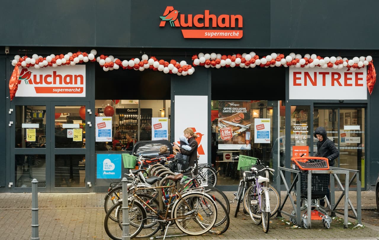 <b>Puesto 15. Familia Mulliez</b>
<br>
<b>Compañía: </b>Auchan
<br>
<b>Patrimonio: 45,900 millones de dólares</b>
<br>Generaciones: 4
<br>Industria: tiendas minoristas
<br>Establecida en: Lille, Francia
<br>
<br>La familia Mulliez ya había construido un imperio de tiendas minoristas cuando en 1961 Gerard Mulliez fundó Auchan, considerada por algunos como el ‘Walmart de Francia’. La corporación familiar, Association Familiale Mulliez, controla un grupo diverso de negocios minoristas, incluida la cadena de tiendas de mejoras para el hogar y jardinería Leroy Merlin.