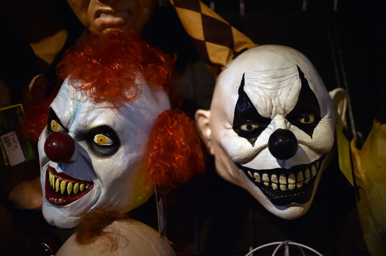<b>Payasos espeluznantes</b>
<br>A pesar de que se 
<a href="http://www.nbcnewyork.com/news/local/Lindenhurst-Creepy-Clowns-New-York-Schools-Long-Island-Suffolk-County-395424411.html">cerraron colegios</a> por precaución ante amenazas de supuestos payasos que actuaban a través de grupos de Facebook, y de que se generó cierta alarma social en varios condados de Estados Unidos, 
<a href="http://www.univision.com/estilo-de-vida/trending/los-payasos-espeluznantes-son-una-broma-pero-estas-son-sus-consecuencias-reales">todos los detenidos y perjudicados por esta moda</a> fueron o bien los propios creepy clowns, o bien personas que reportaban casos falsos a la policía.