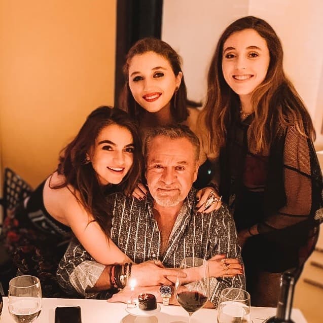 "
<b><a href="https://www.univision.com/famosos/jose-alberto-castro-dice-que-es-mas-facil-tener-comunicacion-con-angelica-rivera-ahora-que-no-es-primera-dama-fotos" target="_blank">Mis papás lo hicieron: tienen tres hijas</a> </b>y fueron siempre muy exitosos en su trabajo y lo he tratado de compaginar así, gracias a Dios se ha podido".
<br>