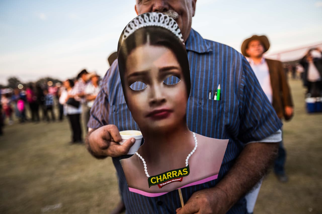 Un asistente a la fiesta posa con una careta con la cara de Rubí de Charras, una marca de tostadas cuyo slogan es “el real sabor mexicano”. Numerosas marcas se quisieron sumar a la rubimanía, la ola viral de Rubí. 
<i>Almudena Toral</i>