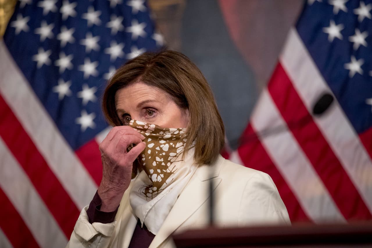“Millones de personas están sin trabajo”, dijo Pelosi al finalizar la sesión. “Es un día muy, muy triste”, agregó.