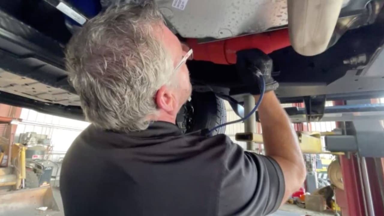 También se aconseja esculpir o tallar los últimos 8 dígitos del número de serie del vehículo. Ese número conocido como VIN number lo encuentra en la parte posterior derecha de su parabrisas o en las calcomanías de las puertas. 
<br>