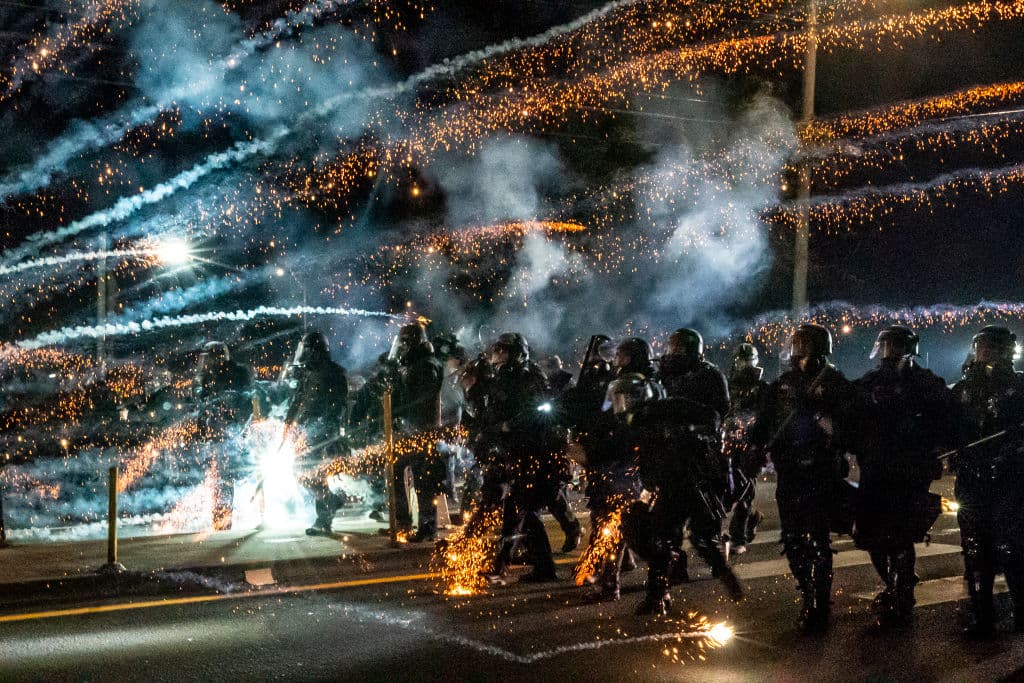 Apenas iniciada la jornada, los manifestantes lanzaron cócteles molotov y fuegos artificiales contra la policía, que estaba acordonando la zona, según reportaron periodistas de la agencia AFP.