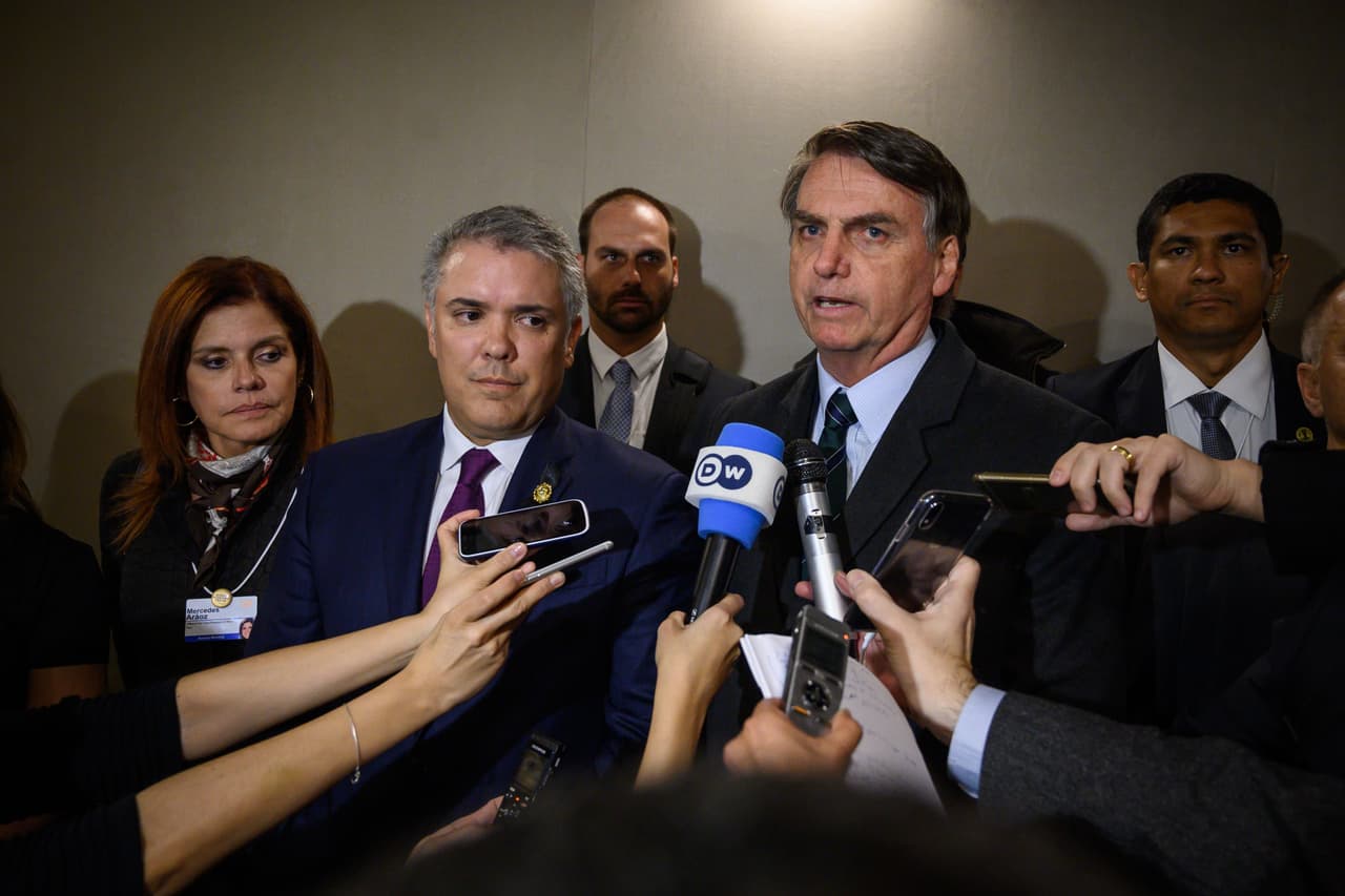 <b>Grupo de Lima.</b> Los gobiernos de Argentina, Brasil, Canadá, Chile, Colombia, Costa Rica, Guatemala, Honduras, Panamá, Paraguay y Perú reconocieron a Guaidó como presidente encargado de Venezuela para impulsar una transición democrática. En la foto Iván Duque y Jair Bolsonaro, presidentes de Colombia y Brasil, respectivamente, quienes se expresaron en favor del proceso activado por la oposición venezolana desde Davos, Suiza, el propio 23 de enero.