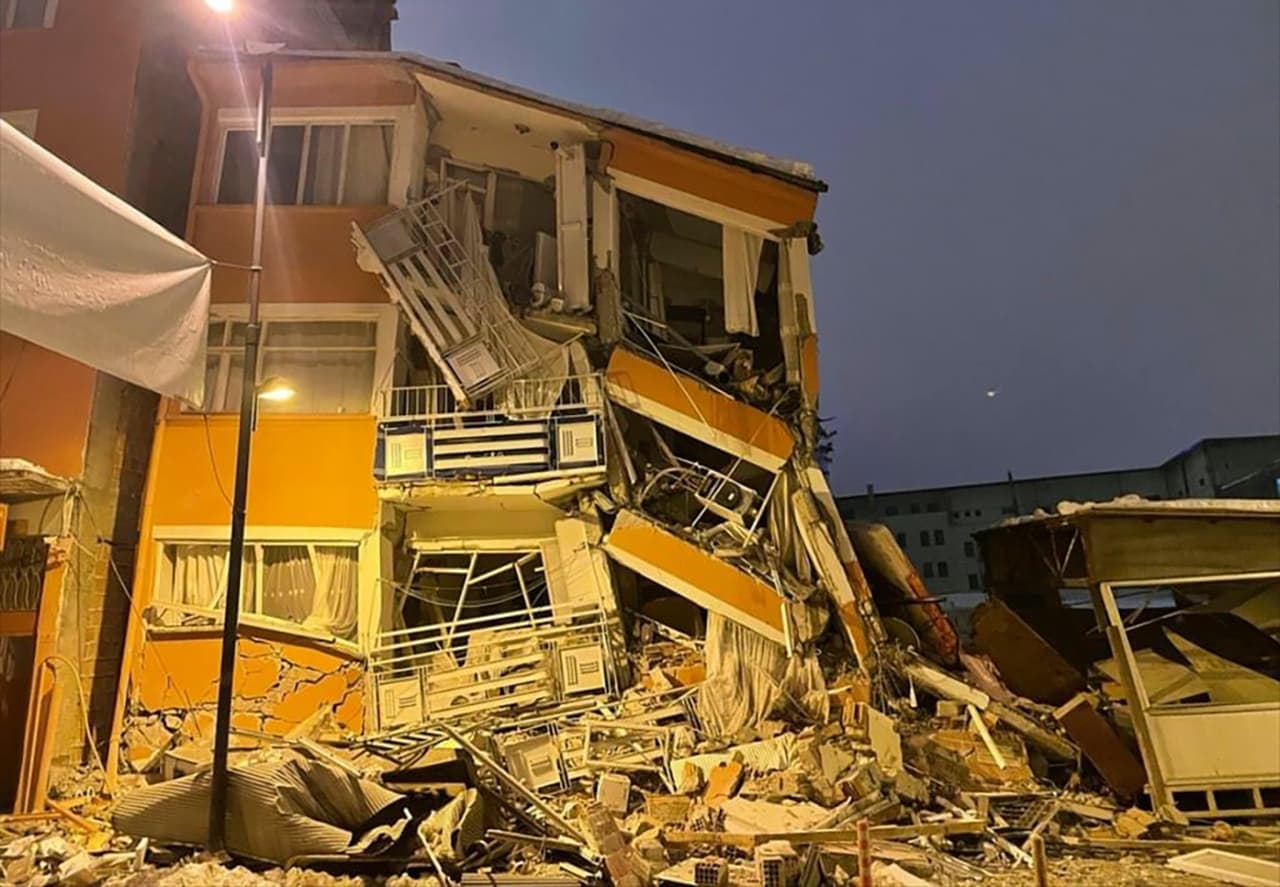 A ambos lados de la frontera, los temblores despertaron a la gente de golpe varias horas antes del amanecer y la hicieron salir a la calle en una noche fría de viento, lluvia y nieve. Docenas de edificios se derrumbaron en ciudades de toda la región fronteriza. Así quedó este edificio en Pazarcik, en la provincia de Kahramanmaras, en el sur de Turquía.