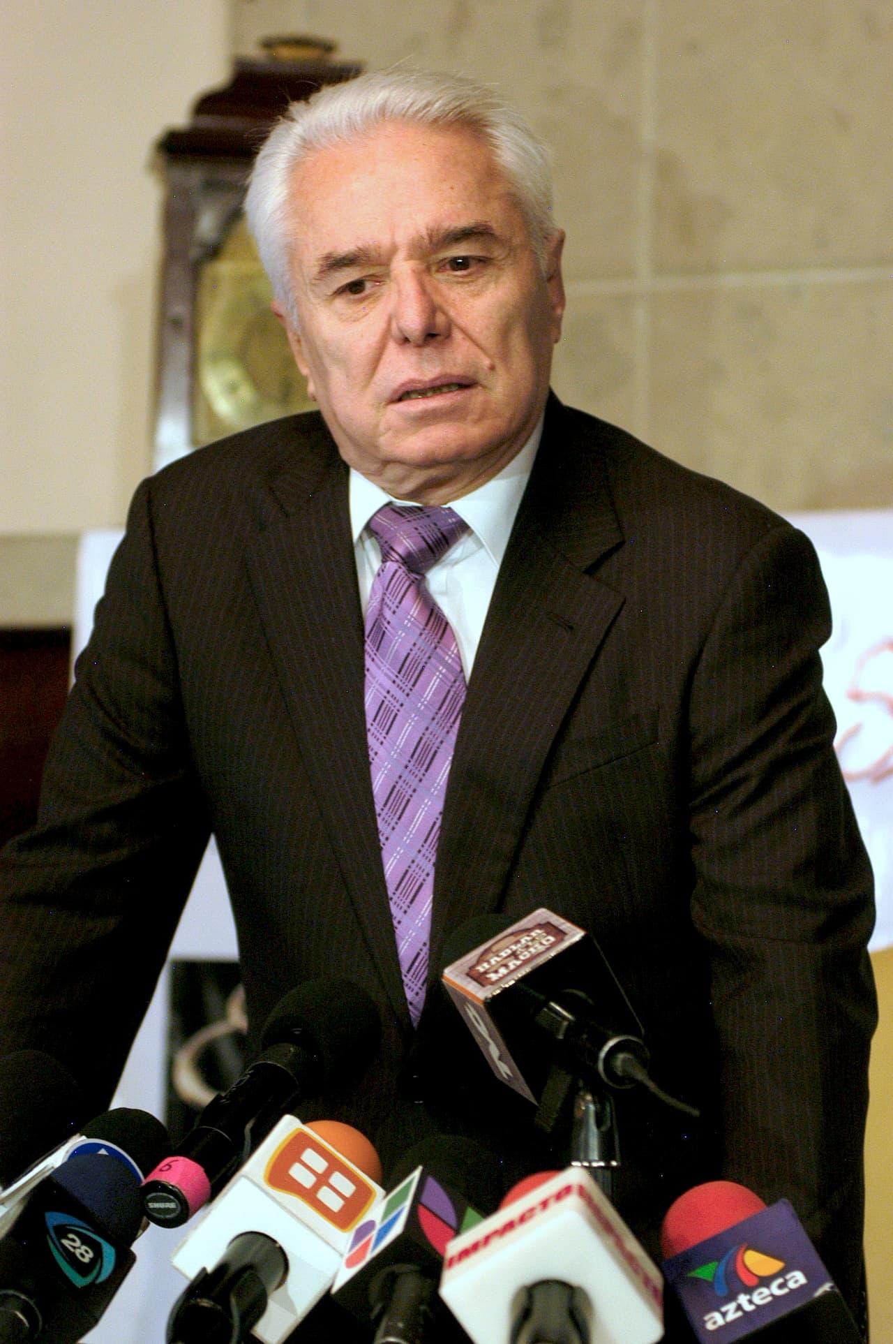 En 2020, 
<b><a href="https://www.univision.com/famosos/con-esta-foto-frida-sofia-ignora-a-su-mama-y-pone-en-duda-la-reconciliacion-anunciada-por-su-abuelo-fotos">Frida Sofía y su abuelo Enrique Guzmán</a> rompieron lazos </b>tras las declaraciones que el cantante hizo respecto a que no haría un dueto con su nieta porque "ella no canta", así como por el pleito que mantiene con Alejandra Guzmán.
<br>