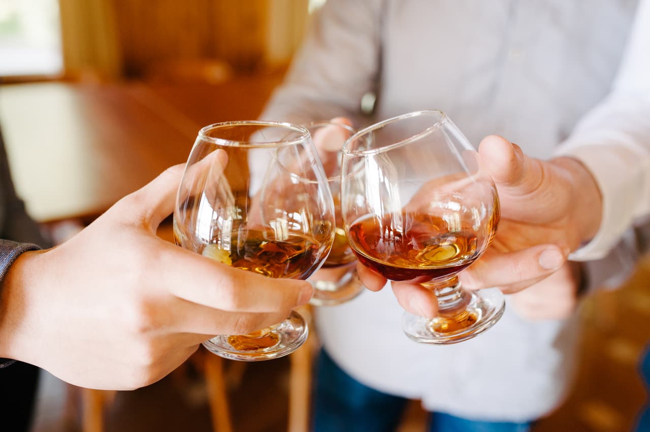 <h3 class="cms-H3-H3">2. Brandy</h3>
<br>
<br>Según relatos populares, el brandy se inventó cuando el capitán de un barco holandés, que viajó a la región francesa de Cognac para enviar grandes cantidades de vino, y decidió concentrar el vino eliminando el agua antes del transporte. Aunque su intención era volver a diluirlo en su puerto de destino, le gustó tanto el vino concentrado que lo mantuvo así, llamándolo 
<i>brandewijn</i>, que significa “vino quemado”.
<br>
