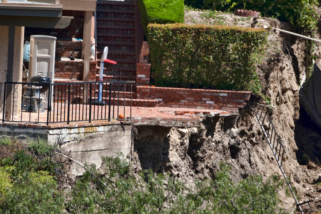 El lunes, 10 de julio, algunas de las estructuras iban quedando enterradas en un cañón cercano, mientras que otras iban perdiendo pedazos según el terreno seguía moviéndose.