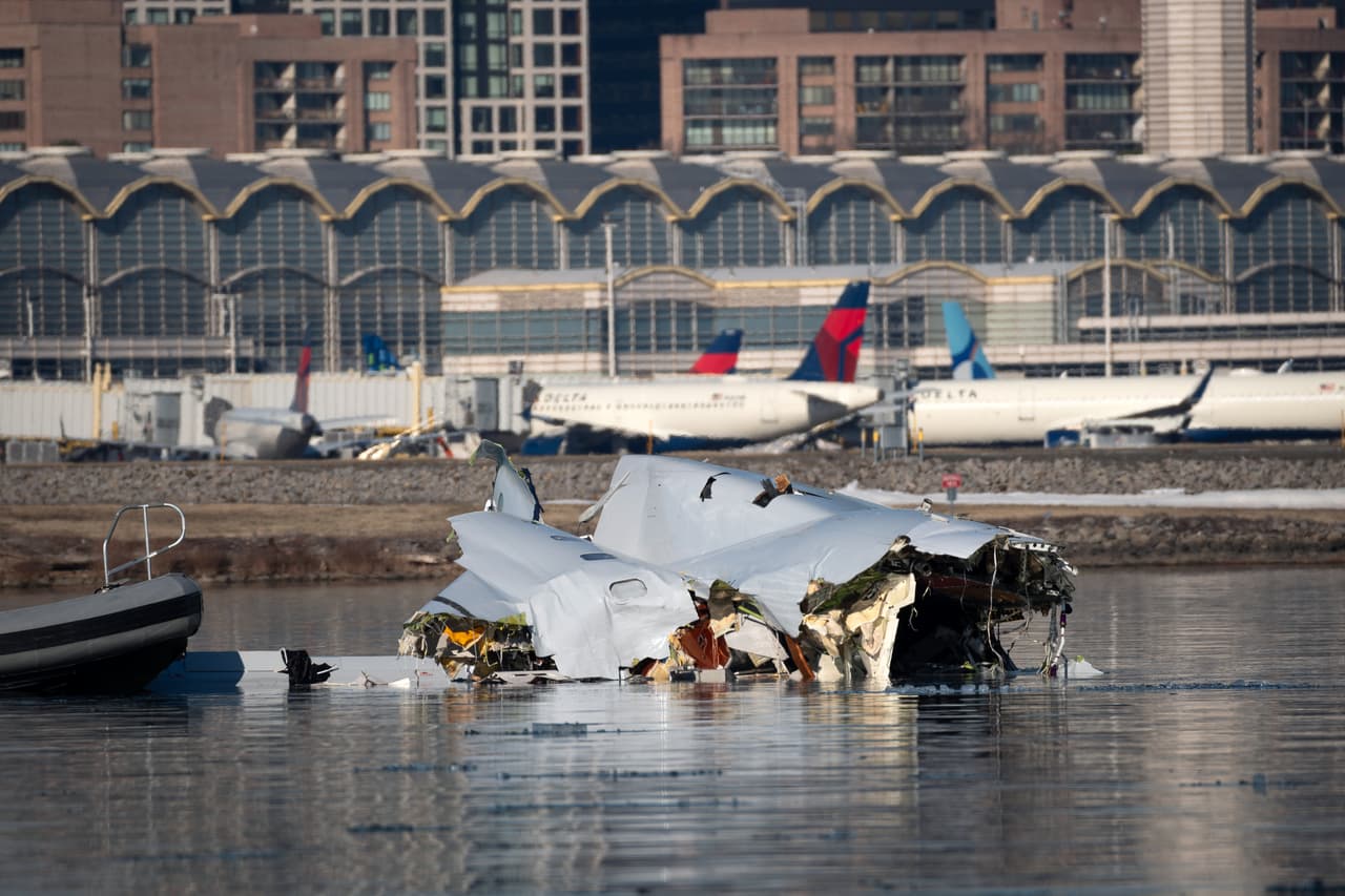 De acuerdo con AP, la investigación de la colisión aérea que cobró la vida de 67 personas cerca de Washington, D.C., reveló una alarmante cantidad de situaciones de riesgo recientes en las afueras de la capital del país. 
<br>
<br>Ahora, expertos en aviación y familiares de personas que perdieron a sus seres queridos se preguntan por qué el Congreso y la Administración Federal de Aviación (FAA) no actuaron a pesar de las advertencias previas.