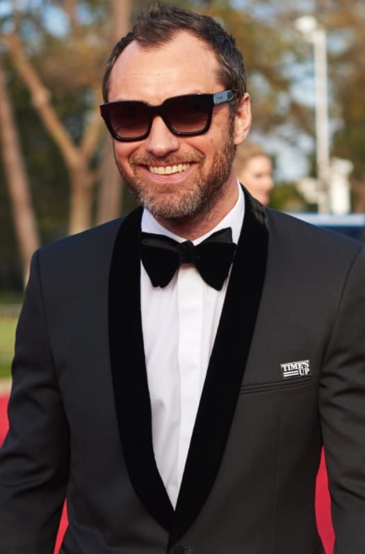 El británico Jude Law no faltó a la ceremonia y lució uno de los pins con el mensaje 'Time's Up', para luchar contra el acoso sexual en Hollywood.
