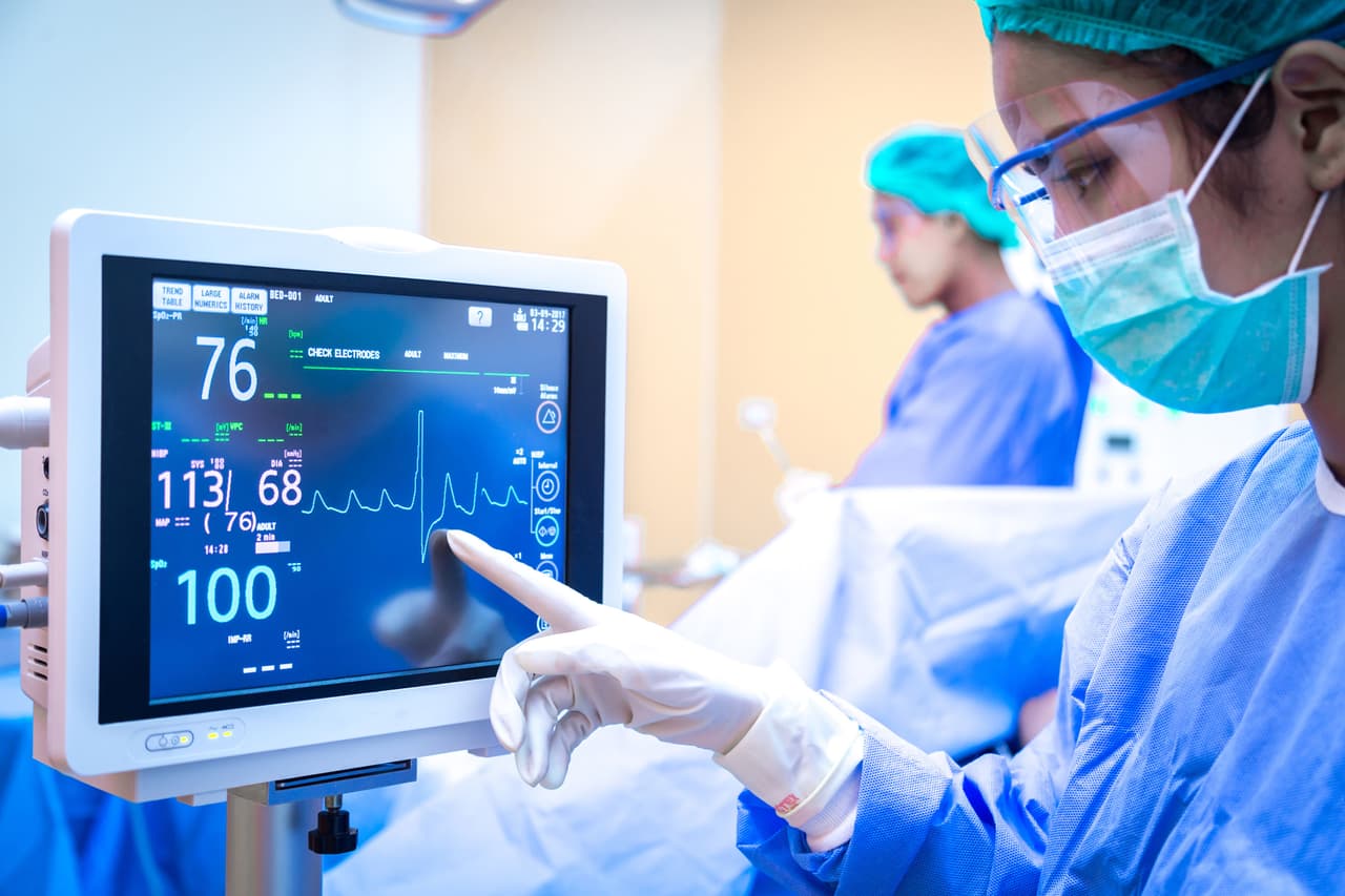 <b>Puesto 19. Enfermera anestesista</b>
<br>
<br>Industria: cuidado de la salud
<br>
<br>Salario anual promedio: 183,580 dólares
<br>
<br>Tasa de desempleo: (no hay datos)
<br>
<br>Proyección del crecimiento para 2030: 13% (5,600 nuevos trabajos)
<br>
<br>Estas enfermeras registradas de práctica avanzada administran anestesia local o general antes, durante o después de las cirugías. Además de una maestría en su especialidad, deben tener una licencia como enfermeras registradas en su estado, aprobar un examen de certificación nacional y tener una licencia estatal de enfermeras registradas de práctica avanzada.