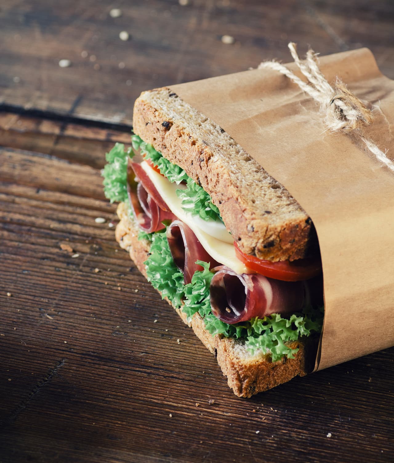 <b>Sándwich integral con prosciutto: </b>para quitarle lo aburrido al pan integral acompáñalo con prosciutto, rodajas de tomate (o tomates deshidratados) , queso amarillo, huevos al vapor y lechuga iceberg.