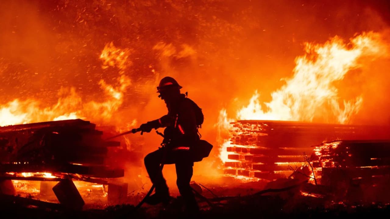 ¿Qué debo tener en cuenta para evitar emergencias durante la temporada de incendios en California?