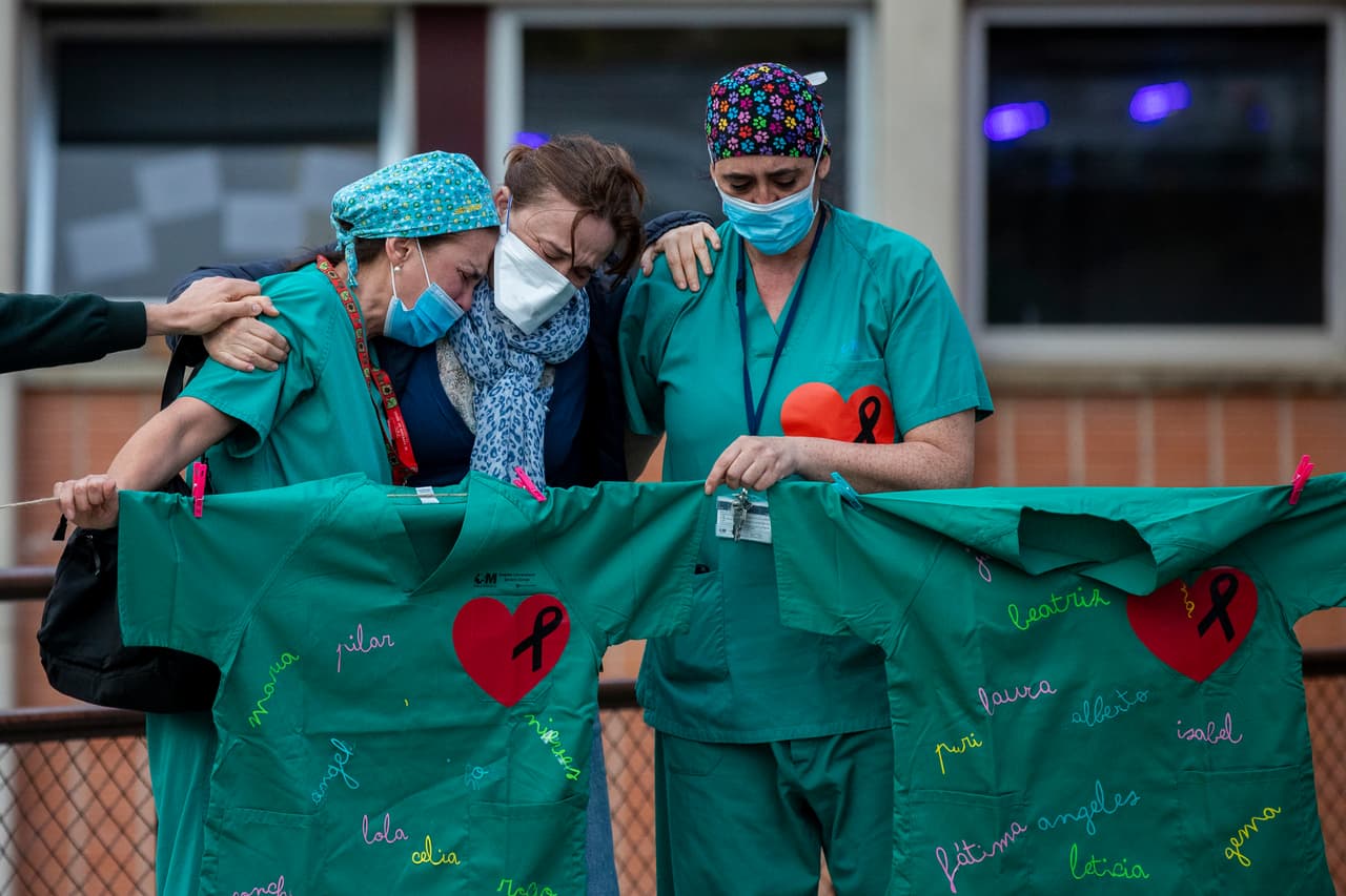 <b>Trabajadores de la salud expuestos.</b> Decenas de médicos y enfermeros que han atendido a pacientes con covid-19 en todo el mundo se han enfermado y algunos desarrollaron síntomas graves y fallecieron. En la fotografía los compañeros de Esteban, un enfermero que murió en Leganés, España, durante una pequeña ceremonia en el hospital. 10 de abril.