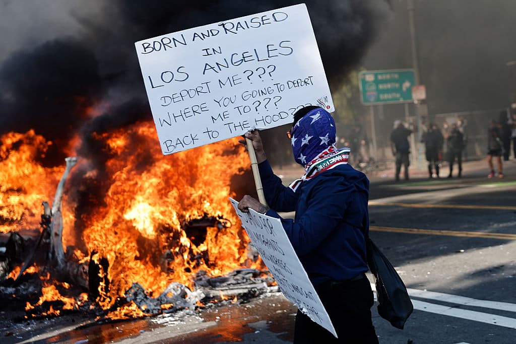 Tan pronto alguien prendió en fuego un vehículo autónomo Waymo, poniendo en riesgo a quienes tenían que manejar la emergencia por el tipo de batería que utilizan esos autos, el Departamento de Policía de Los Ángeles advirtió que arrestaría a quienes permanecieran frente al Centro de Detención de ICE.