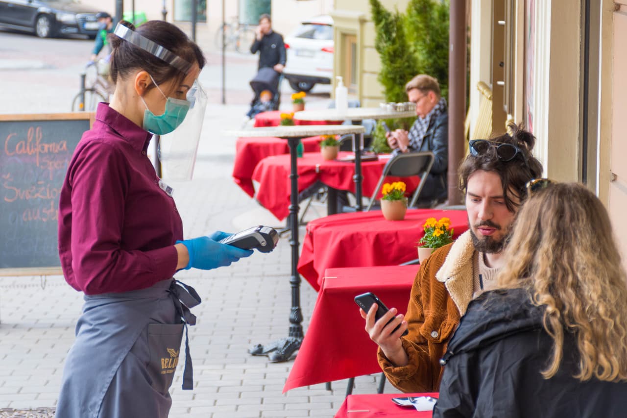 <b>Puesto 9: meseros.</b> Se estima que el 19.3% de estos empleados cambie de ramo cada año entre 2018 y 2028. Esta es una de las ocupaciones con más personas en el país, con 2.6 millones de trabajadores.
<br>