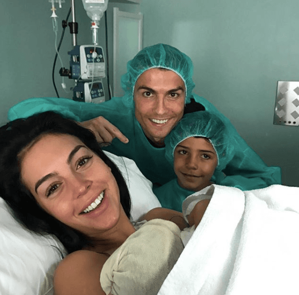 La segunda foto con más 'likes' en Instagram este año también tiene que ver con un bebé: fue el nacimiento de Alana Martina, el cuarto retoño del futbolista Cristiano Ronaldo, y su primero con su novia Georgina Rodríguez en noviembre.