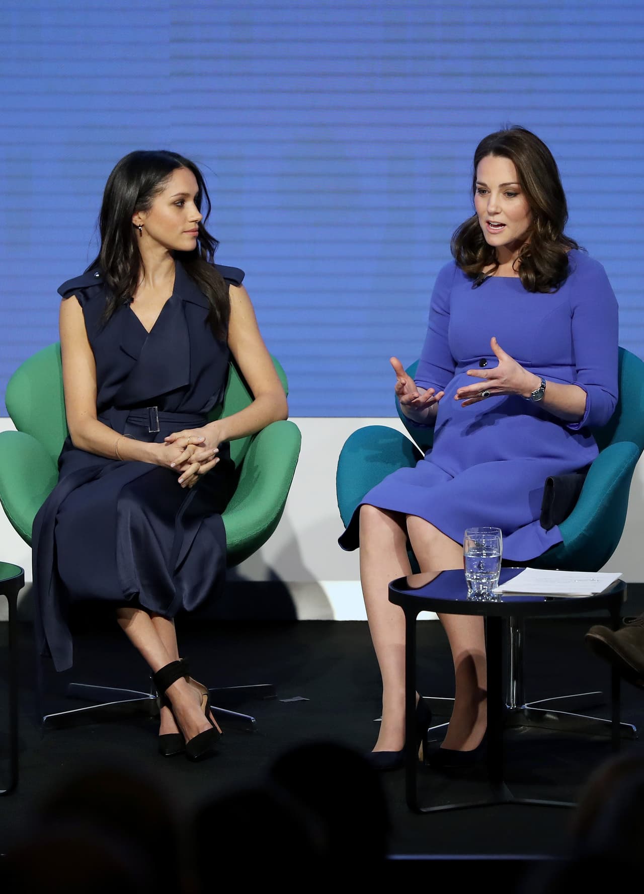 <b>28 de febrero, 2018</b>
<br>Gran expectativa causó el evento de Royal Foundation al que asistieron los príncipes con sus parejas. En esta ocasión Meghan lució un vestido satinado ajustado a la cintura de Jason Wu. Por su parte, Kate llevó un vestido de maternidad en azul de la marca Séraphine. Esta fue la primera vez desde Navidad que se les vio juntas.
