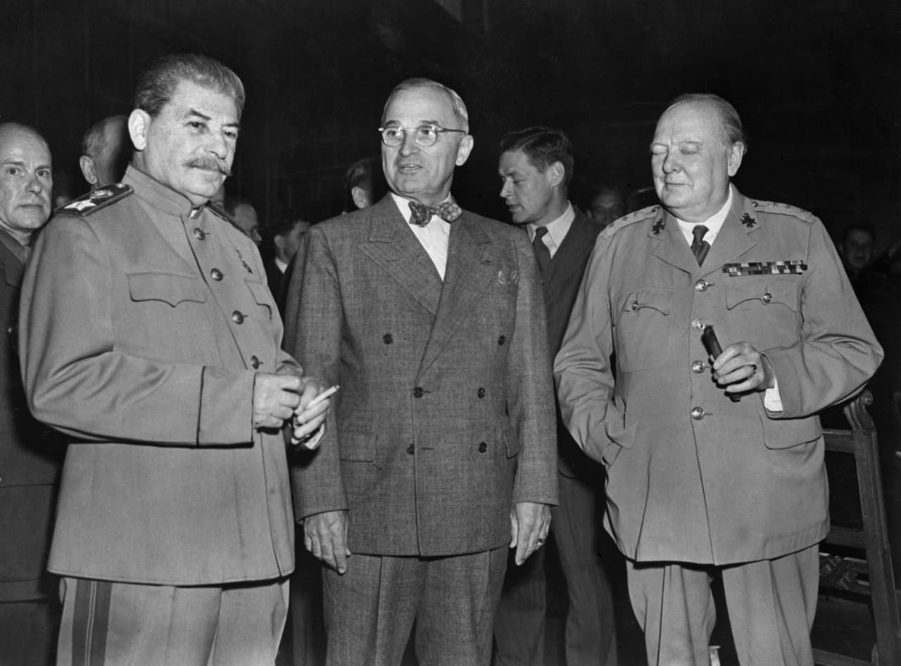 Harry S. Truman (1884–1972) fue vendedor de ropa y sombreros, no terminó el college y su segundo nombre no existe. 
<a href="http://www.biography.com/people/harry-s-truman-9511121?page=1#military-career">Esa "S" no es una abreviatura, a sus papás les pareció que sonaba bien</a> y les servía para hacer un homenaje a su papá, Solomon Young, y a su abuelo, Anderson Shipp Truman. En su gobierno, entre 1945 y 1953, empezó la verdadera cacería de brujas contra los comunistas. Recibió un país en posguerra, con escacez y huelgas. En ese contexto tomó la decisión de usar contra Japón las bombas atómicas de Hiroshima y Nagasaki. En la fotografía está, en el medio, junto a Winston Churchill y Stalin en la Conferencia de Potsdam, durante las negociaciones sobre el destino de Alemania y la configuración de Europa después de la guerra. 
<br>