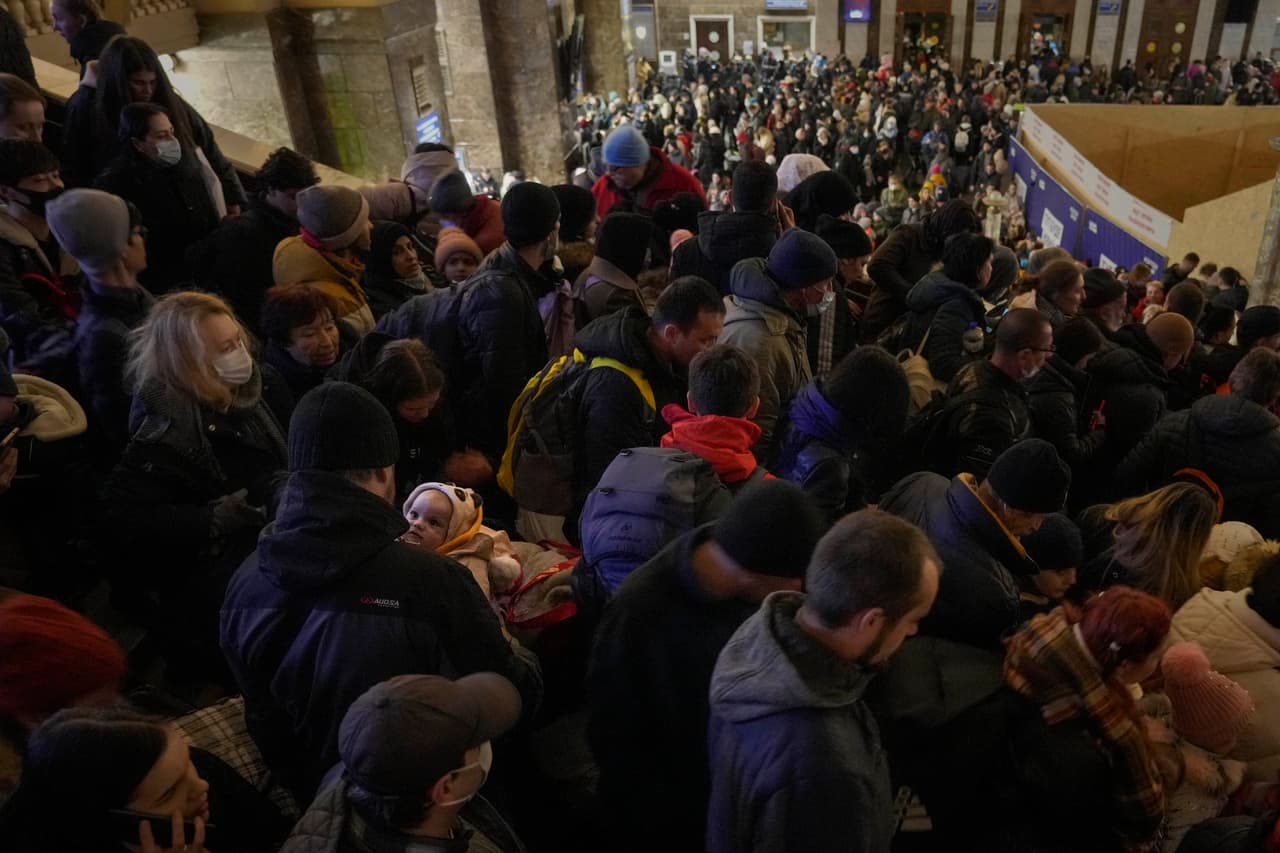 En la foto: Imagen del 28 de febrero de 2022 muestra la estampida de personas intentando salir de Kiev luego de que los ataques rusos interrumpieron la vida de la gente. 
<br>
<br>Putin lanza una invasión a gran escala comienza con ataques aéreos y con misiles en varias ciudades. 
<a href="https://www.univision.com/noticias/mundo/volodimir-zelensky-presidente-ucrania-perfil">El presidente de Ucrania, Volodymyr Zelensky, permanece en Kiev y lidera a las fuerzas armadas ucranianas.</a> 
<br>