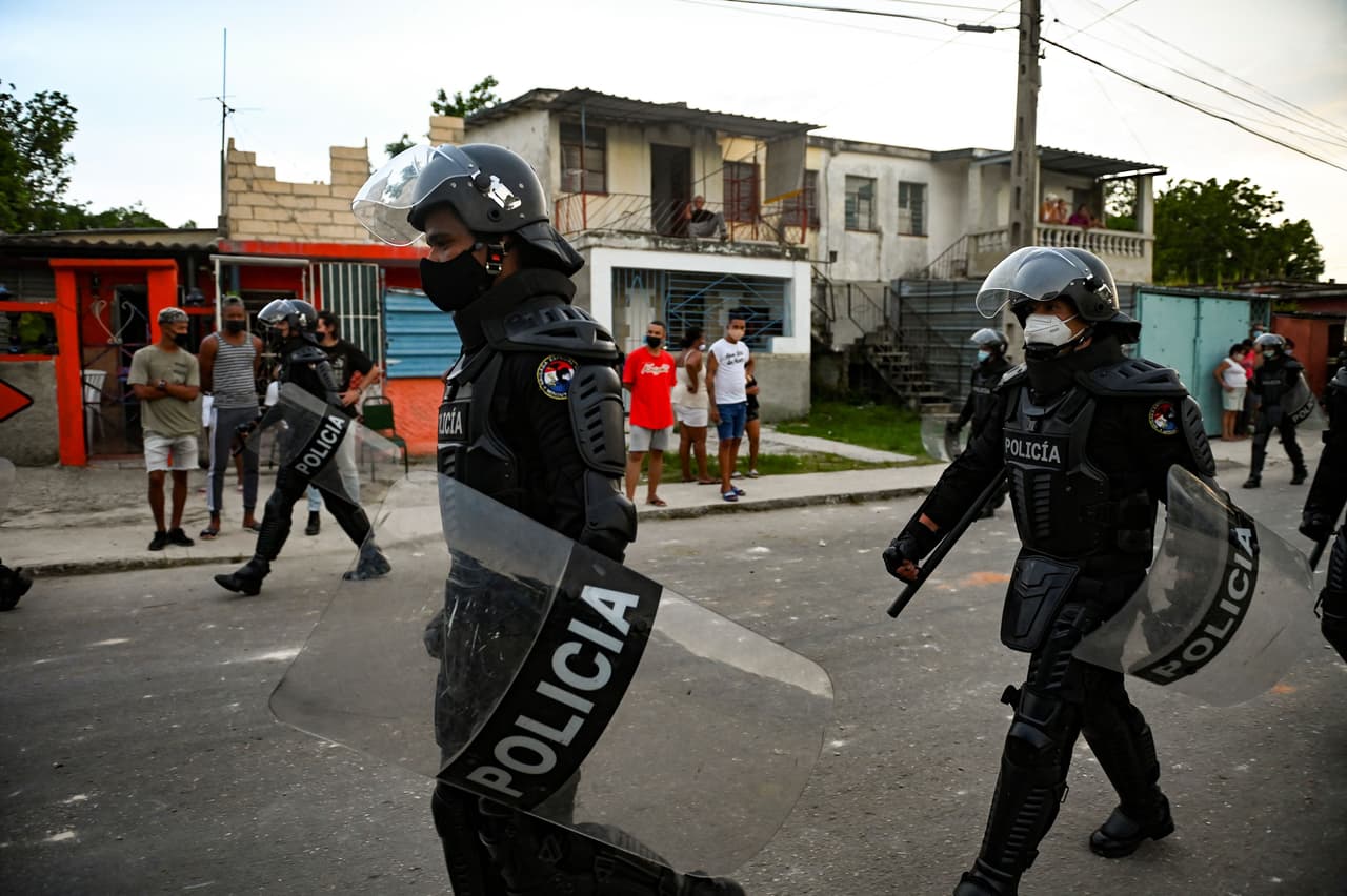 Es 
<b>un joven con "antecedentes de desacato hurto y alteració</b>n del orden", dijo el ministerio.