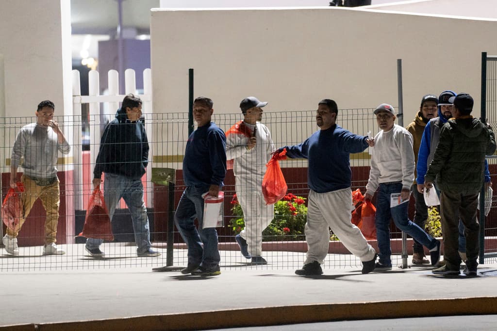 ¿Qué pasa con los mexicanos deportados? Estos son los apoyos, albergues, programas sociales y transporte a los que tienen derecho