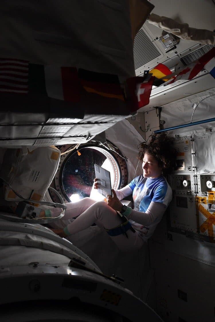 “Incluso los astronautas necesitan relajarse. Pasar este fin de semana del día del trabajo leyendo y relajándome junto a mi ventana favorita. Después de una larga semana llena de ciencia, una caminata espacial y un reenganche, es importante recargar las baterías para concentrarse en brindar lo mejor”, escribió Koch sobre esta fotografía publicada el día del trabajo, el 2 de septiembre de 2019.