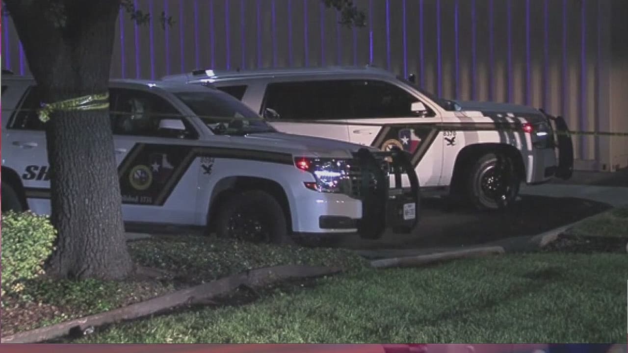 En las últimas semanas se han registrado varios encuentros de individuos con oficiales de la Policía en San Antonio que terminaron de forma violenta. En uno de ellos un hombre fue asesinado a tiros por dos policías después de tratar de sacar un arma de su cintura mientras evitaba el arresto y en otro un hombre huyó de las autoridades después de una parada de tránsito. Le decimos qué hacer si es detenido por autoridades.