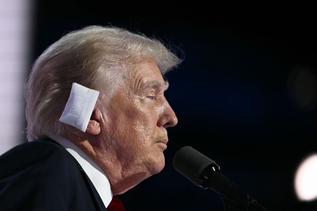La "duda" de la oreja de Trump, el chiste sexual sobre Vance y otras mentiras en redes que muchos creen 